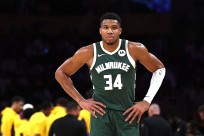 有待爆发！字母半场12中7贡献15分6篮板