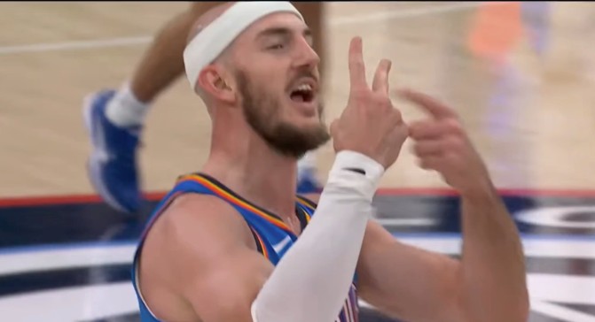 杀人诛心!卡鲁索向快船球迷比出“我有两枚冠军戒指”的手势