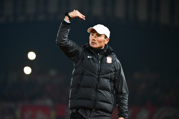 执教一线队经历仅1年,你看好邵佳一执教国足的前景吗?