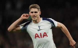 电讯报:热刺想要提供待遇更高的新合同来奖励范德芬