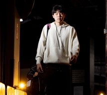 开拓者社媒晒杨瀚森赛前入场照:白色帽衫配上小粉书包